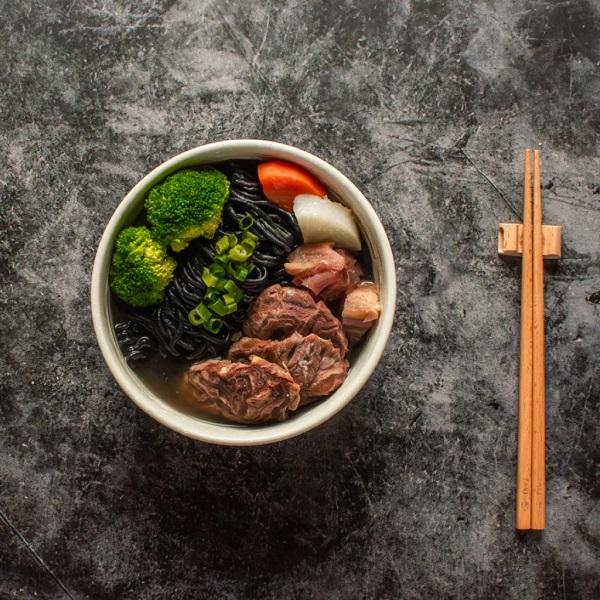 黑 • 松露牛肉竹炭蒟蒻麵